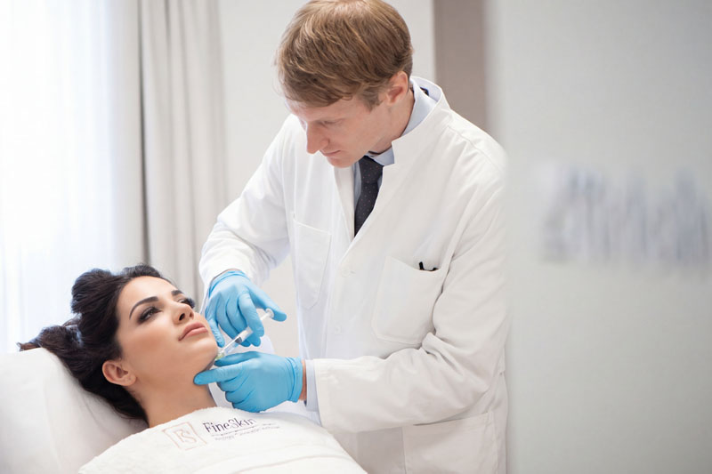 Fettwegspritze Doppelkinn entfernen Klientin mit Arzt